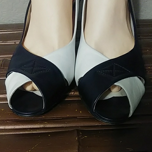 Lorenzo Banfi women's Peep Toe Heels. Size 9 - Picture 3 of 6